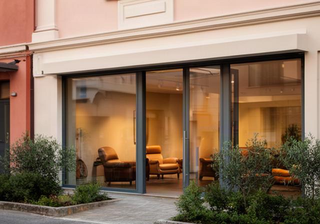 Ingresso del laboratorio di G&P Fabbrica Mobili in Via C. Carrà a Pieve Emanuele, con showroom visibile sul retro