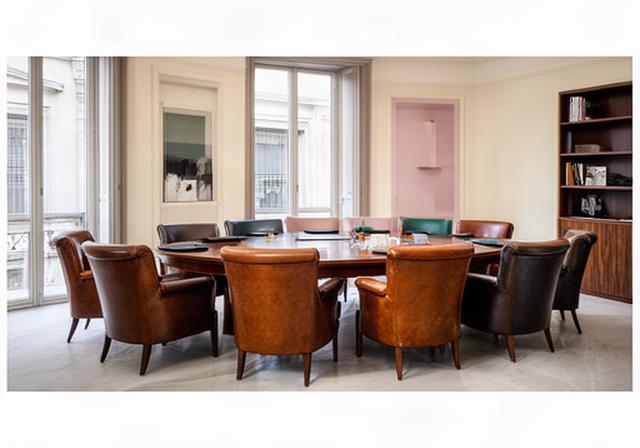 Sala riunioni di uno studio professionale milanese con poltrone in pelle e tavolo in legno