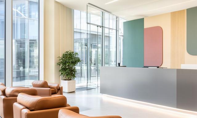 Reception di uno studio di consulenza finanziaria a Porta Nuova con poltrone in pelle e parete chiara